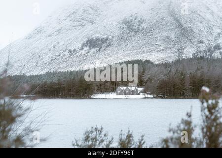 Wintry Glas Allt Shiel Lodge sulla riva del Loch Muick in Scozia Foto Stock