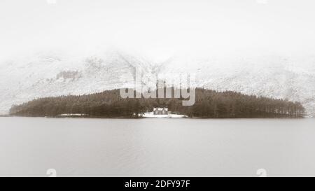 Wintry Glas Allt Shiel Lodge sulla riva del Loch Muick in Scozia Foto Stock