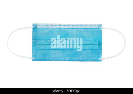 Maschera facciale in tessuto non tessuto medicale piatto blu con elastici passanti per le orecchie isolati su bianco. Dispositivi di protezione personale chirurgici. Protezione antivirus. Foto Stock