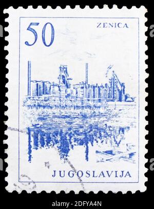 MOSCA, RUSSIA - 16 SETTEMBRE 2020: Francobollo stampato in Jugoslavia mostra Zenica ironworks, Engineering and Architecture serie, circa 1961 Foto Stock