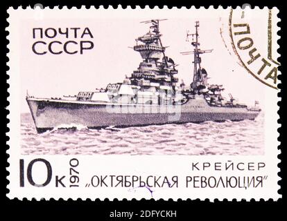 MOSCA, RUSSIA - 28 AGOSTO 2020: Francobollo stampato in URSS (Russia) mostra 'Rivoluzione d'Ottobre' Cruiser, navi da guerra della serie della Marina Sovietica, circa Foto Stock