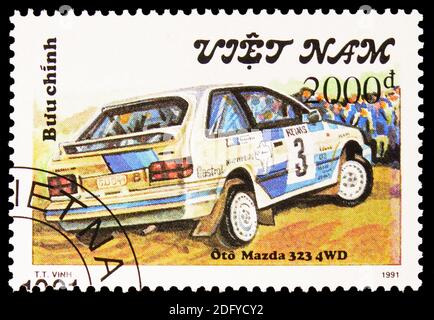 MOSCA, RUSSIA - 28 AGOSTO 2020: Francobollo stampato in Vietnam mostra Mazda 323 - 4wd, Rally serie, circa 1991 Foto Stock