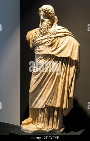 Dioniso, il Dio greco del vino. Statua in marmo del tipo "Dionysos-Sardanapalos" in esposizione a Palazzo massimo, Museo Nazionale Romano di Roma. Foto Stock