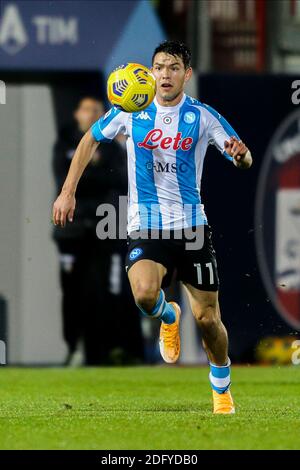 L'attaccante messicano del SSC Napoli Hirving Lozano controlla il pallone durante La serie A partita di calcio Crotone vs SSC Napoli Foto Stock