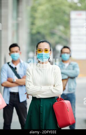 Seria giovane donna asiatica in maschera Foto Stock