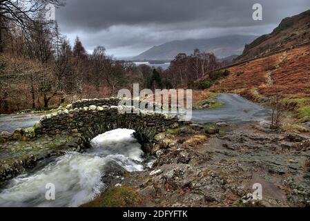 Ashness Bridge nella Borrowdale Valley, affacciato su Derwent Water nel parco nazionale Lake District, Cumbria, Regno Unito Foto Stock