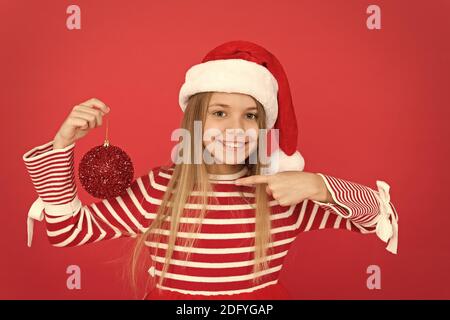 Decor migliore qui. shopping natalizio tempo. pronto per celebrare il nuovo anno. Portare la creatività alla decorazione della casa. Atmosfera di festa. Negozio di arredamento. santa kid struttura decorativa sfera. sentirsi felice circa xmas holiday. Foto Stock