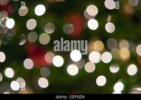 Punti di luce sfocati dalle luci dell'albero di Natale nel sera Foto Stock