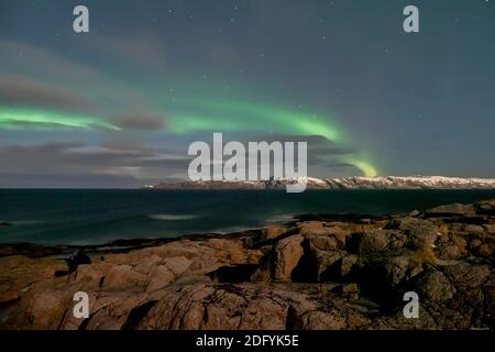 Inverno Teriberka. Paesaggio polare serale con l'Aurora Borealis. Foto Stock