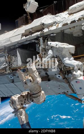 ISS - 08 luglio 2006 - l'astronauta Piers J Sellers, specialista della missione STS-121, lavora su una sezione della Stazione spaziale Internazionale durante la missione Foto Stock