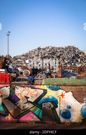 Deposito di rottami con metallo vecchio nel porto del Reno nel quartiere Deutz, muro con graffiti, Colonia, Germania. Foto Stock