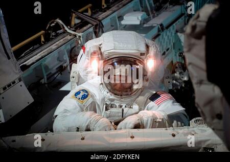 ISS - 08 luglio 2006 - l'astronauta Piers J Sellers, specialista della missione STS-121, lavora su una sezione della Stazione spaziale Internazionale durante la missione Foto Stock