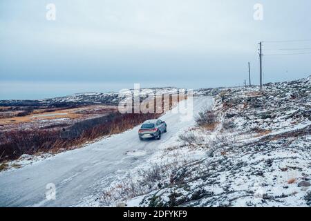 Strada artica scivolosa attraverso le colline. Inverno Teriberka. Foto Stock