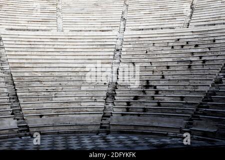 Vista interna dell'Odeon di Herodes Attico vicino all'Acropoli - Atene, Grecia, 5 febbraio 2020. Foto Stock