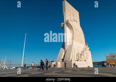 Monumento a scoperte con turisti visitare sito nel quartiere di Belem, Lisbona. 25 aprile Ponte è sullo sfondo Foto Stock