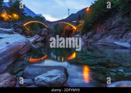 Ponte in pietra a doppio arco a Lavertezzo, Svizzera Foto Stock