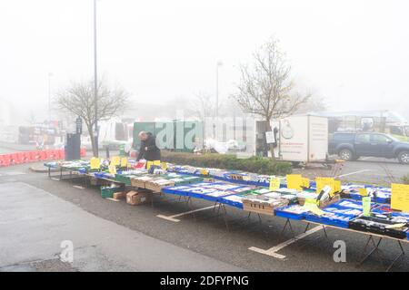 St Ives Cambridgeshire, Regno Unito. 7 Dic 2020. Una coperta di fitta nebbia gelida copre la città di mercato di St Ives alla luce del mattino presto come i commercianti di mercato hanno allestito le loro bancarelle. Il tempo britannico è previsto per rimanere freddo tutta la settimana. Credit: Julian Eales/Alamy Live News Foto Stock