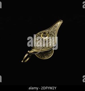Antica lampada di Aladdin ornata d'epoca su sfondo nero. Magica misteriosa Genie lampada del desiderio. Abracadabra incantesimo. Foto Stock