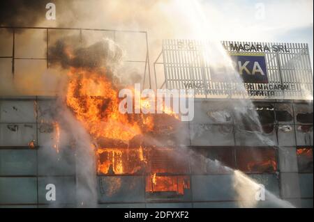 Bucarest, Romania - 7 luglio 2012: I vigili del fuoco cercano di spegnere le fiamme che hanno ingollato un edificio. Foto Stock