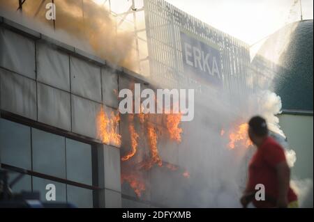 Bucarest, Romania - 7 luglio 2012: I vigili del fuoco cercano di spegnere le fiamme che hanno ingollato un edificio. Foto Stock