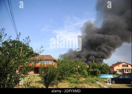 Bucarest, Romania - 7 luglio 2012: I vigili del fuoco cercano di spegnere le fiamme che hanno ingollato un edificio. Foto Stock