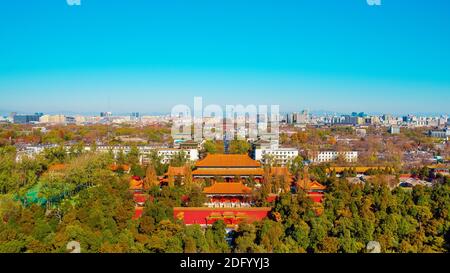 Incredibile vista della città di Pechino dalla piattaforma di osservazione nel Parco di Jingshan. Asia, Cina. Giorno di sole, cielo blu chiaro. Vista panoramica. Foto Stock