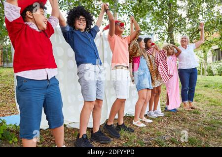 I bambini alla fine della mostra di talenti al campo estivo quando si inchinava dopo lo spettacolo Foto Stock