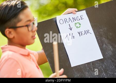 Il bambino apprende la protezione ambientale e l'ecologia nel progetto di sostenibilità nel campo estivo Foto Stock