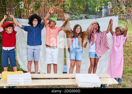 Bambini in costume alla fine dello spettacolo di talenti nel campo di vacanze sono felici per lo spettacolo Foto Stock