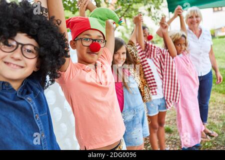 Allietare i bambini come gruppo musicale o teatrale al fine della mostra di talenti nel campo estivo Foto Stock