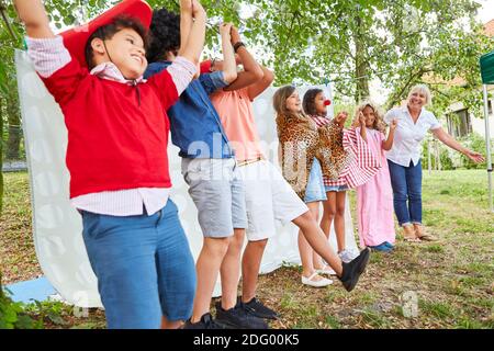 Allietare i bambini come un gruppo teatrale alla fine di la mostra di talenti nel campo estivo Foto Stock
