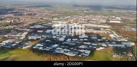 Una vista aerea dell'enorme Kirkby Industrial Park, Merseyside, Inghilterra nord-occidentale, Regno Unito Foto Stock