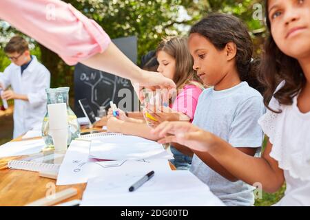 I bambini imparano e fanno esperimenti durante l'estate della scuola estiva corso di vacanza tutoring Foto Stock