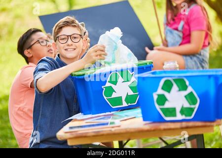 I bambini imparano il riciclaggio e la protezione ambientale in un'estate ecologica campo Foto Stock