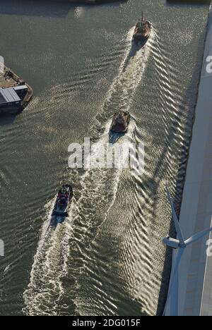 Un trio di rimorchiatori sparati dall'alto, a Seaforth Docks, Liverpool, Merseyside, Inghilterra nord-occidentale, Regno Unito Foto Stock