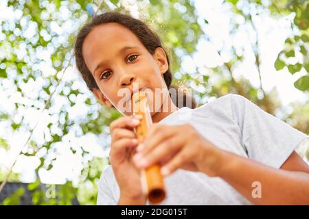 Ragazze con talento musicale che giocano la pratica del flauto in un lezione al campo estivo Foto Stock