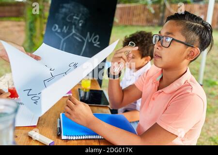 I bambini imparano insieme la chimica nelle lezioni estive della scuola estiva corso Foto Stock