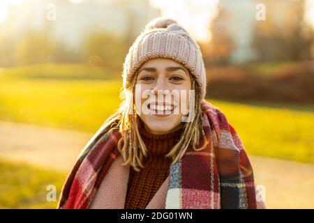 Ritratto di giovane donna che indossa abiti caldi durante l'inverno Foto Stock