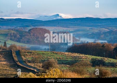 Newton, Clitheroe, Lancashire, Regno Unito. 7 Dic 2020. Una bella, fredda, nebbiosa mattina su terreni agricoli vicino Clitheroe, Lancashire guardando verso una neve coperto Peny-y-Ghent nel Yorkshire Dales. Credit: John Eveson/Alamy Live News Foto Stock