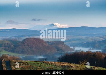 Newton, Clitheroe, Lancashire, Regno Unito. 7 Dic 2020. Una bella, fredda, nebbiosa mattina su terreni agricoli vicino Clitheroe, Lancashire guardando verso una neve coperto Peny-y-Ghent nel Yorkshire Dales. Credit: John Eveson/Alamy Live News Foto Stock