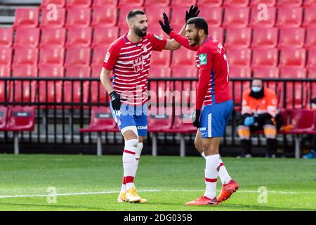 Luis Suarez di Granada festeggia dopo il suo gol con Maxime Gonalons durante il campionato spagnolo la Liga partita di calcio tra Granada CF e SD Huesca il 6 dicembre 2020 al Nuevos Los Carmenes Stadium di Granada, Spagna - Foto Joaquin Corchero / Spagna DPPI / DPPI / LM Foto Stock