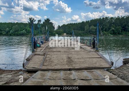 Vecchi ponteggi sul fiume Tisa in Vojvodina in Serbia. Il ponteggio è attualmente parcheggiato e non funziona perché è domenica. Il ponteggio è Foto Stock
