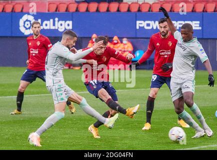 Ante Budimir di Osasuna e Marc Bartra, William Carvalho di Real Betis durante il campionato spagnolo la Liga partita di calcio b / LM Foto Stock