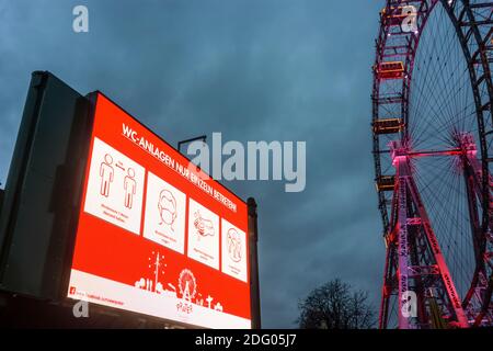 Wien, Vienna: Informazioni video wall con norme igieniche contro COVID-19, la ruota panoramica di Prater chiusa a causa del virus della corona (COVID-19) nel 02. Leopolds Foto Stock