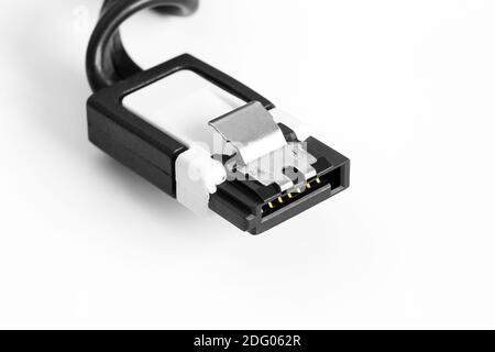 Connettore SATA bianco e nero su sfondo bianco Foto Stock