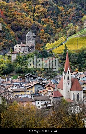 Il villaggio di chiusa e il castello di Branzoll in autunno. Valle dell'Isarco, provincia di Bolzano, Trentino Alto Adige, Italia, Europa. Foto Stock