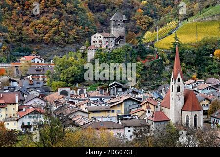 Il villaggio di chiusa e il castello di Branzoll in autunno. Valle dell'Isarco, provincia di Bolzano, Trentino Alto Adige, Italia, Europa. Foto Stock