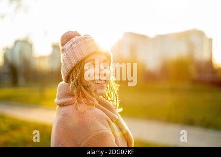 Ritratto di giovane donna che indossa abiti caldi durante l'inverno Foto Stock