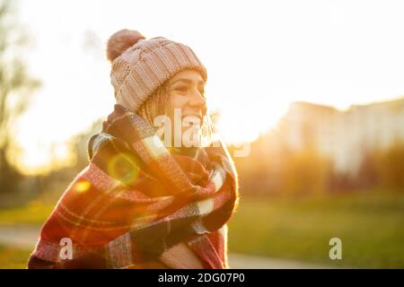 Ritratto di giovane donna che indossa abiti caldi durante l'inverno Foto Stock