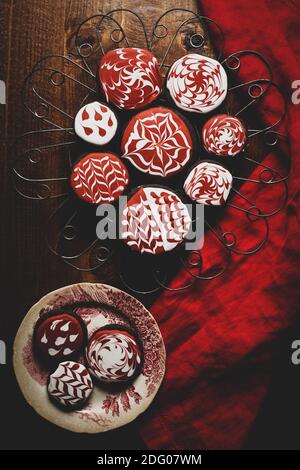 Biscotti allo zucchero al cioccolato rosso e bianco Foto Stock